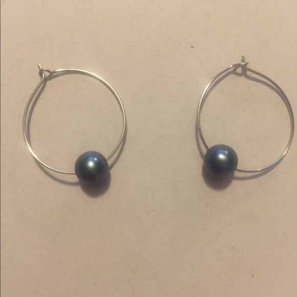 Three sets of freshwater pearl hoop earrings. - Picture 3 of 5